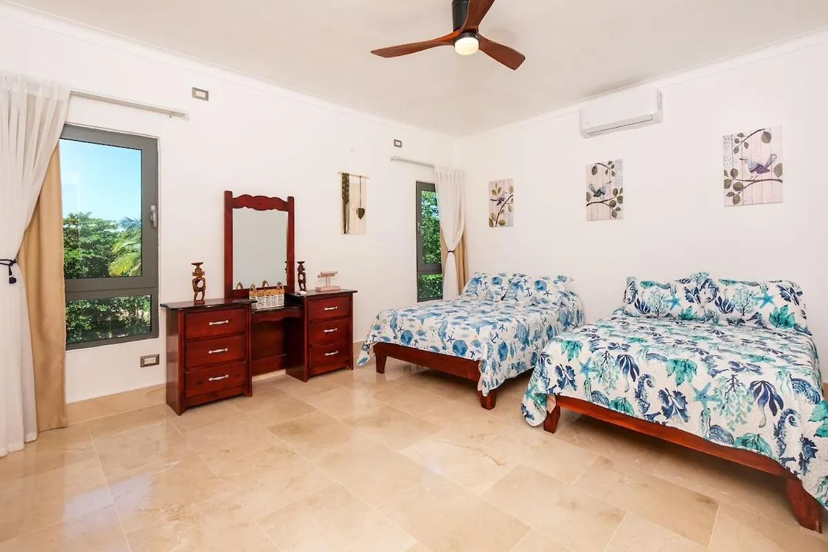 아파트 Upper-Level Penthouse, Beachfront Residence 라스테레나스