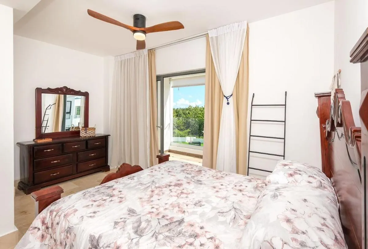 Upper-Level Penthouse, Beachfront Residence 라스테레나스 아파트