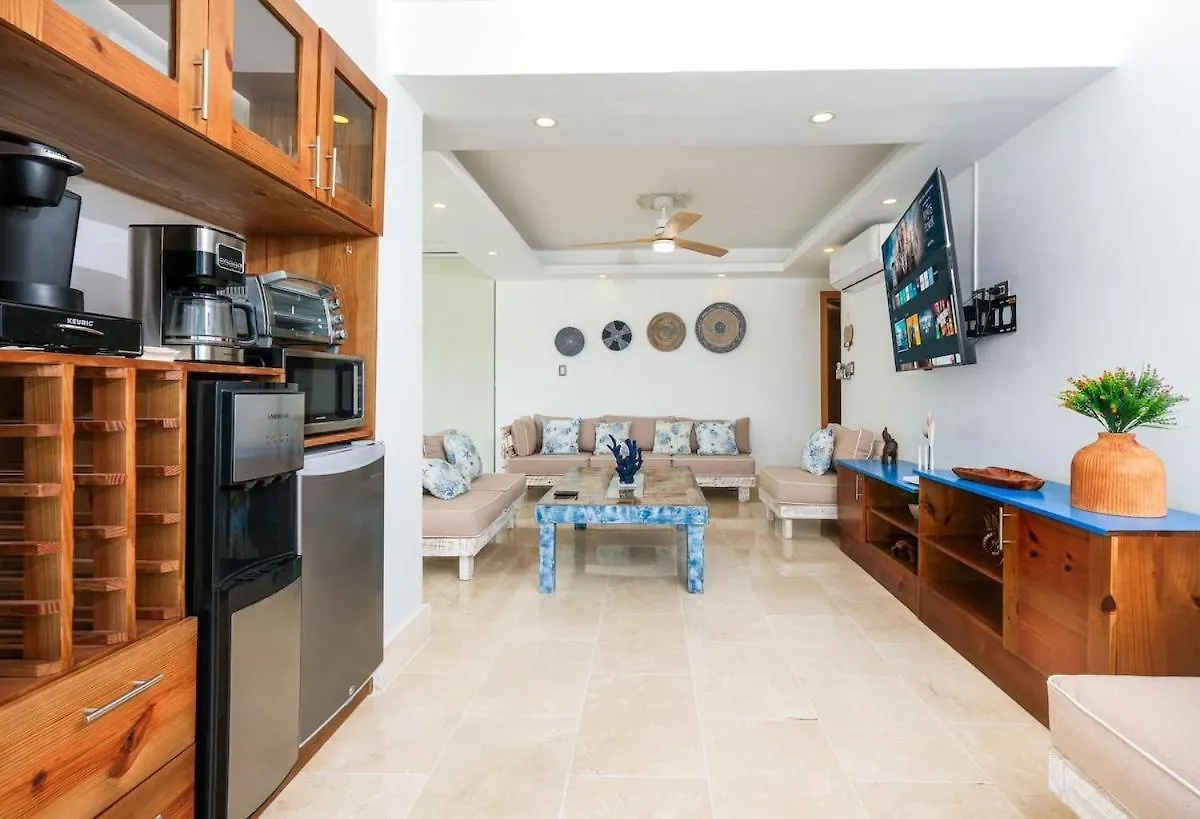 Upper-Level Penthouse, Beachfront Residence 라스테레나스 0*,