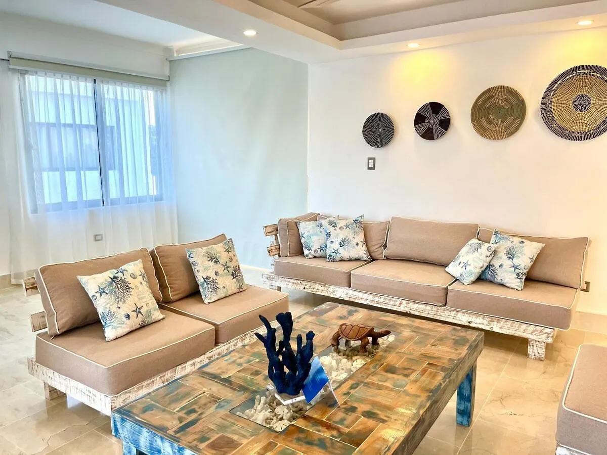 Upper-Level Penthouse, Beachfront Residence 라스테레나스 아파트