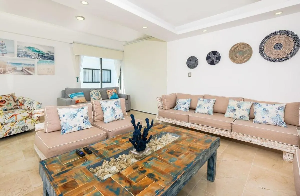 Upper-Level Penthouse, Beachfront Residence 라스테레나스 아파트