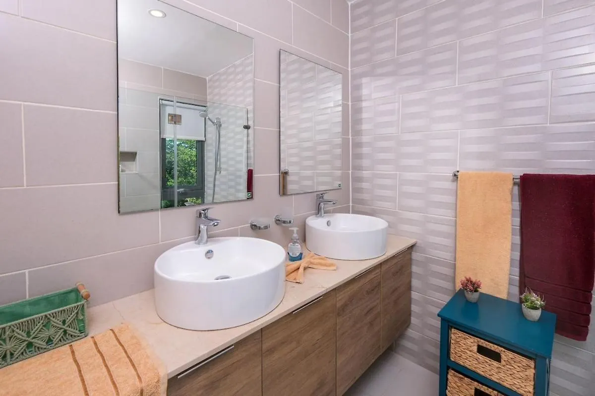 Upper-Level Penthouse, Beachfront Residence 拉斯特拉纳斯 公寓